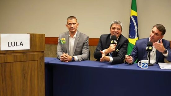 Após desistir de debate, Flávio Bolsonaro fez uma live em seu canal no YouTube - Reprodução/YouTube