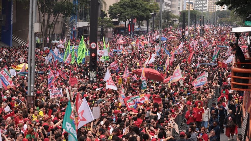 Multidão tomou a Avenida Paulista em manifestação pró-Lula - Tiago Queiroz/Estadão Conteúdo