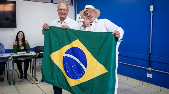 O presidente Luiz Inácio Lula da Silva (PT), acompanhado do vice Geraldo Alckmin, votou em escola de São Bernardo do Campo - Matheus P Machado/Estadão Conteúdo