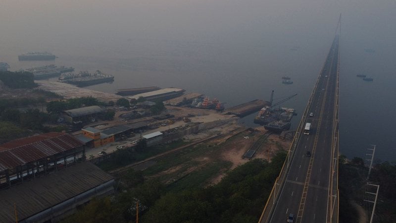 Fumaça de queimadas florestais encobriu a ponte do rio Negro e a cidade de Manaus - Edmar Barros/Ato Press/Estadão Conteúdo