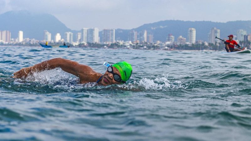 Marly Rodrigues, 57, encontrou no mar a superação para os desafios vivenciados após chegada do câncer - Acervo pessoal