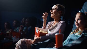 Evento reúne produções de mais de 90 países e destaca tendências do cinema mundial - Envato