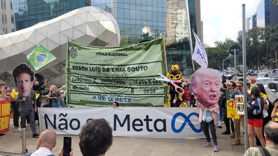 Cartazes pedem o fim da interferência da empresa na eleição brasileira - Reprodução/ X / CTRL+Z