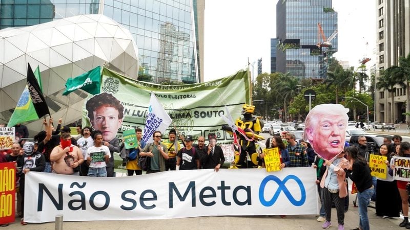 Cartazes pedem o fim da interferência da empresa na eleição brasileira - Sérgio Borelli - Divulgação CTRLZ