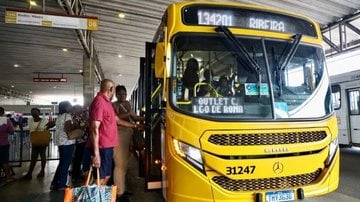 Imagens nas redes sociais mostram pontos de ônibus em Salvador lotados - Bruno Concha/Secom PMS