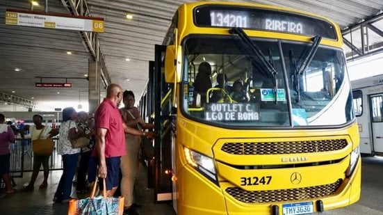 Imagens nas redes sociais mostram pontos de ônibus em Salvador lotados - Bruno Concha/Secom PMS