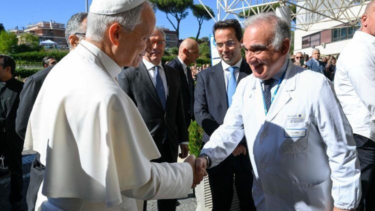 Cirurgia retira câncer do pulmão direito do papa, informa o Vaticano