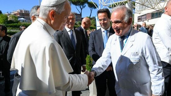 Pontífice foi recebido pelos médicos na entrada do Hospital Gemelli, em Roma - Vatican News