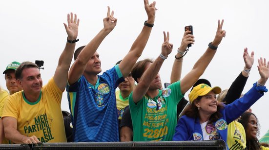 Flávio Bolsonaro participou de carreata entre os bairros de Campo Grande e Bangu, no Rio, neste sábado, 3 - Pedro Kirilos/Estadão Conteúdo