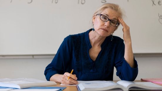38% dos 2.235 professores respondentes tinham entre 50 e 59 anos - Adobe Stock