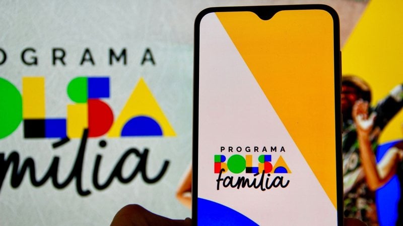 Folha de pagamentos do programa social passou de R$ 13 bilhões em setembro para R$ 15 bilhões em outubro - Adobe Stock