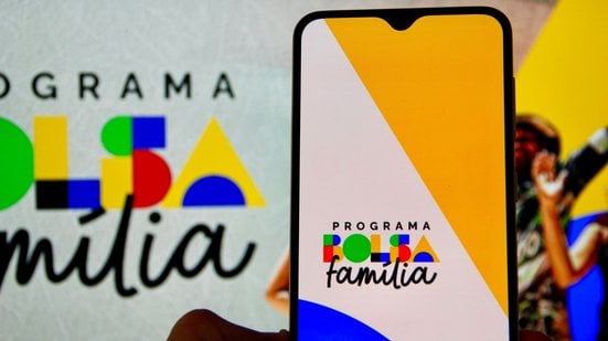 Folha de pagamentos do programa social passou de R$ 13 bilhões em setembro para R$ 15 bilhões em outubro - Adobe Stock