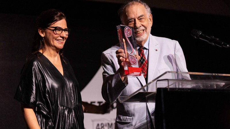 Renata de Almeida e o diretor Francis Ford Coppola, que recebeu o Prêmio Leon Cakoff, em 2024 - Divulgação/Mario Miranda Filho/Agência Foto