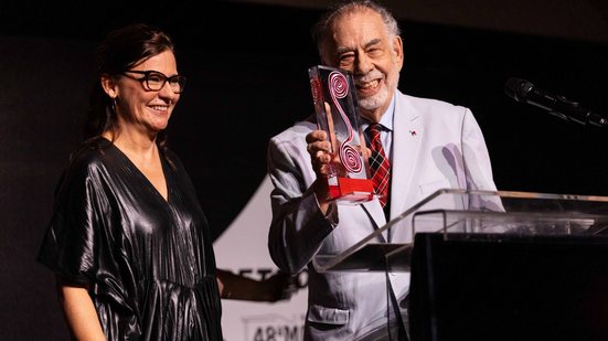 Renata de Almeida e o diretor Francis Ford Coppola, que recebeu o Prêmio Leon Cakoff, em 2024 - Divulgação/Mario Miranda Filho/Agência Foto