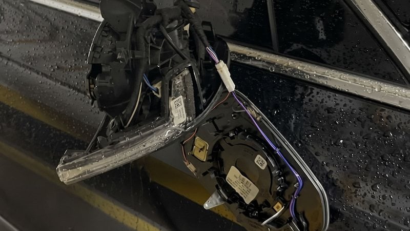 Karnal publicou a foto do espelho retrovisor direito danificado após a tentativa de assalto - Reprodução / Facebook / prof.leandrokarnal/