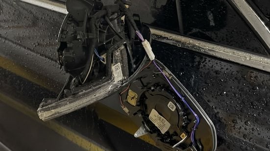 Karnal publicou a foto do espelho retrovisor direito danificado após a tentativa de assalto - Reprodução / Facebook / prof.leandrokarnal/