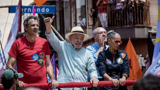 Lula participa de ato acompanhado do vice Geraldo Alckmin, do candidato ao governo de SP, Fernando Haddad, e das candidatas ao Senado Marina Silva e Simone Tebet - Taba Benedicto/Estadão Conteúdo