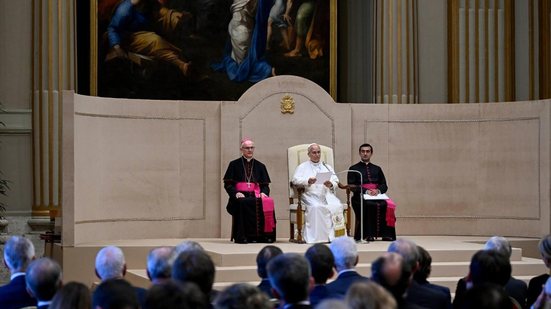 Papa Leão XIV com os sócios do Círculo São Pedro na Sala das Bênçãos, no Vaticano - Vatican Media
