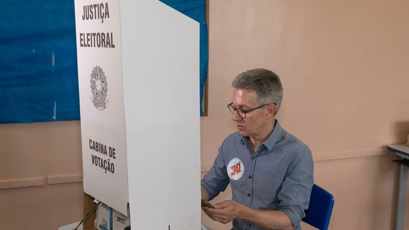 Zema usa o celular na cabine de votação, o que é proibido por lei - Reprodução / GloboNews