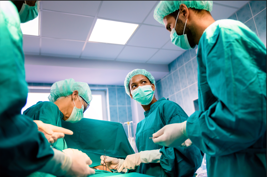 Médicos em cirúrgia