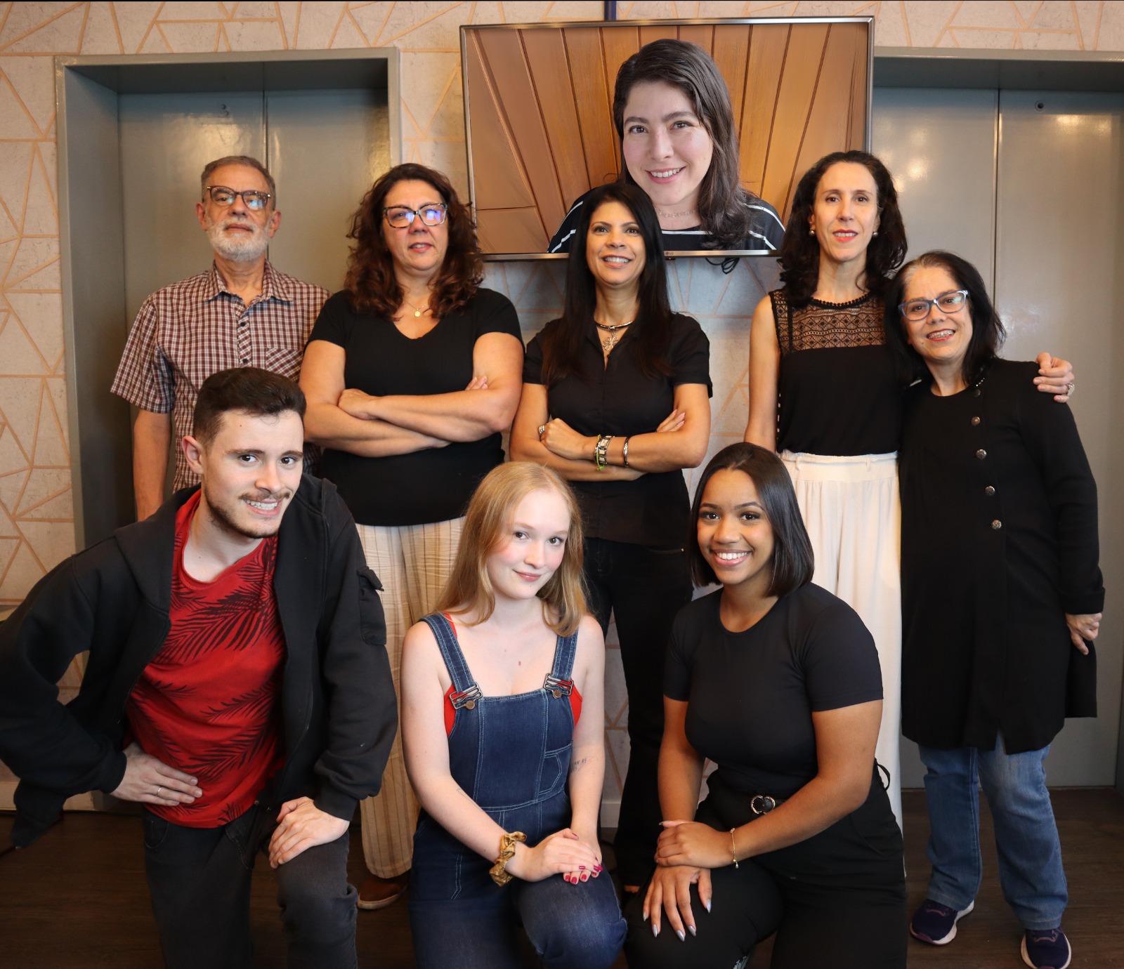 Equipe de redação do Viva: (ao fundo) Claudio Marques, Alessandra Taraborelli, Silvia Araújo, Luana Pavani e Fabiana Holtz; (à frente) Felipe Cavalheiro, Paula Bulka Durães e Agatha Santos