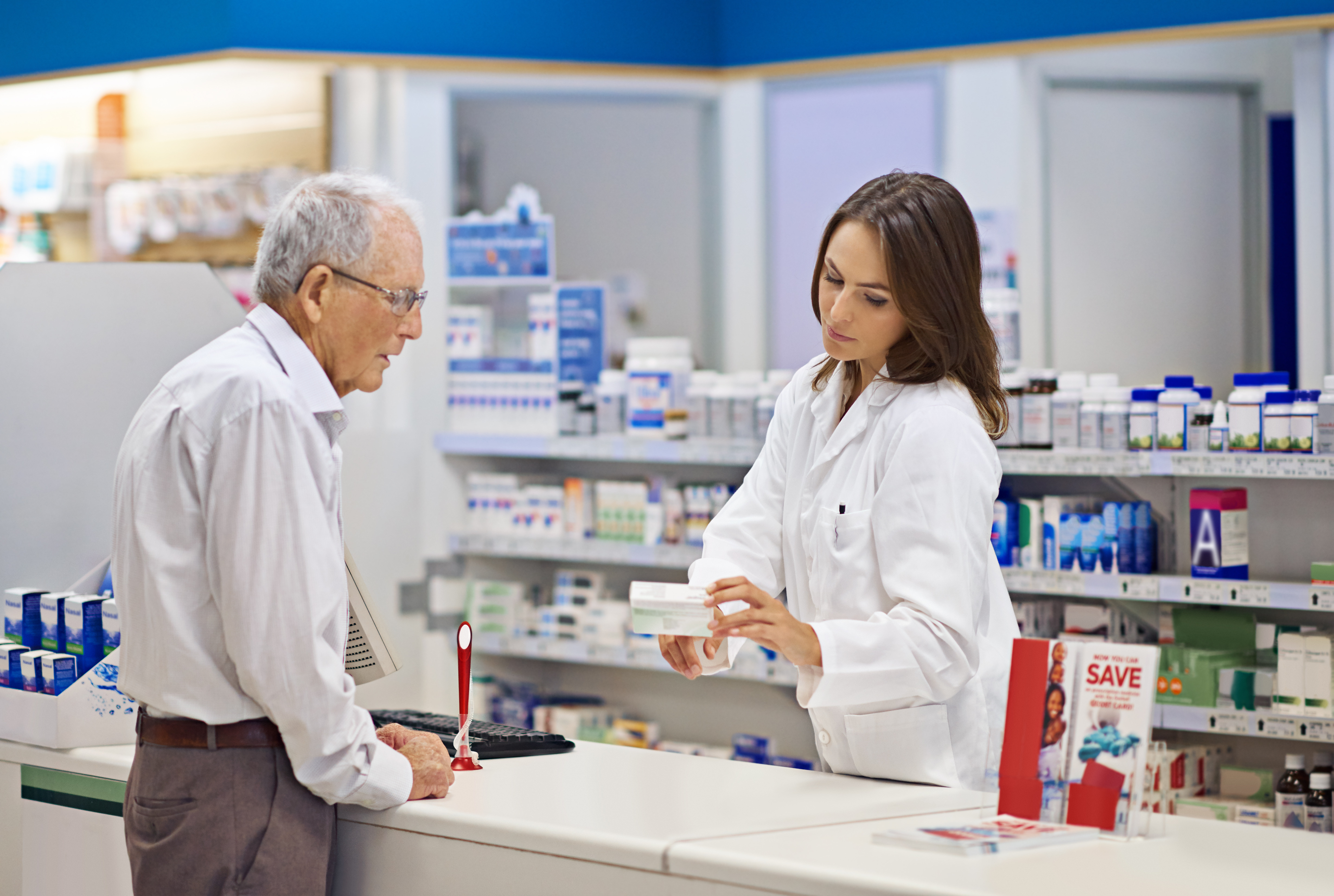 Farmaceutica atendendo idoso