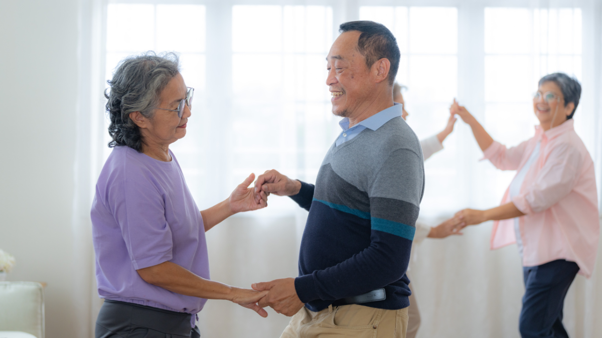 casal idoso asiático dança
