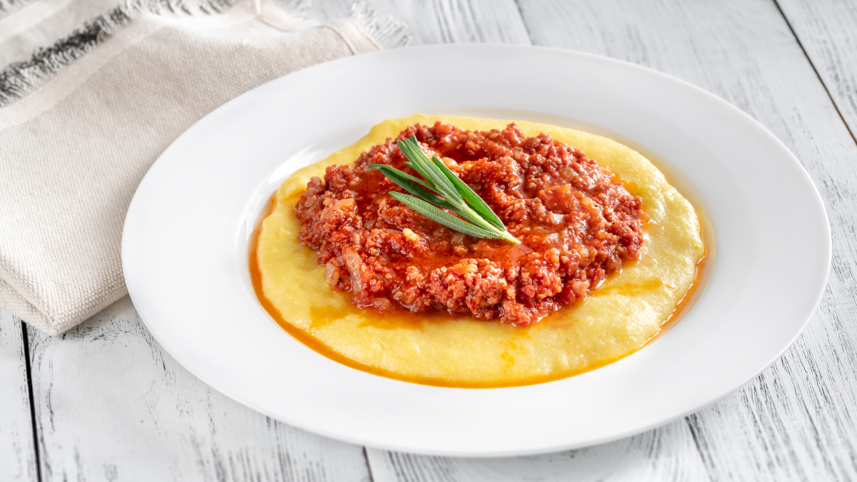 Polenta cremosa com Ragu