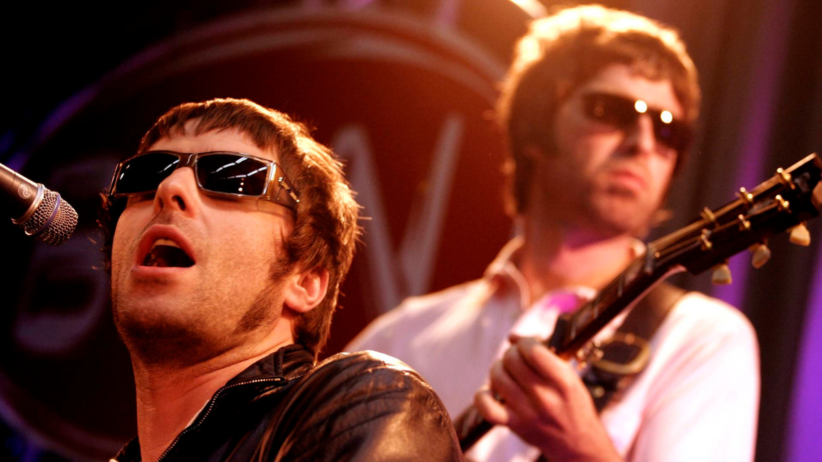 Liam e Noel Gallagher durante show do Oasis nos anos 2000