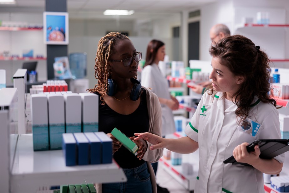 Duas mulheres verificam remédios na prateleira