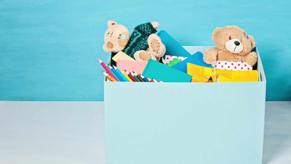 Caixa cheia de brinquedos