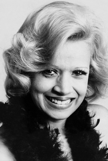 Cantora Claudette Soares posando para foto