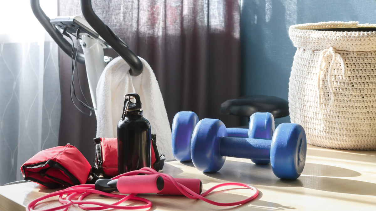 Conjunto de elementos de exercício como pesos, garrafa de água e corda