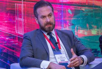 Professor Hugo Garbe fala em evento