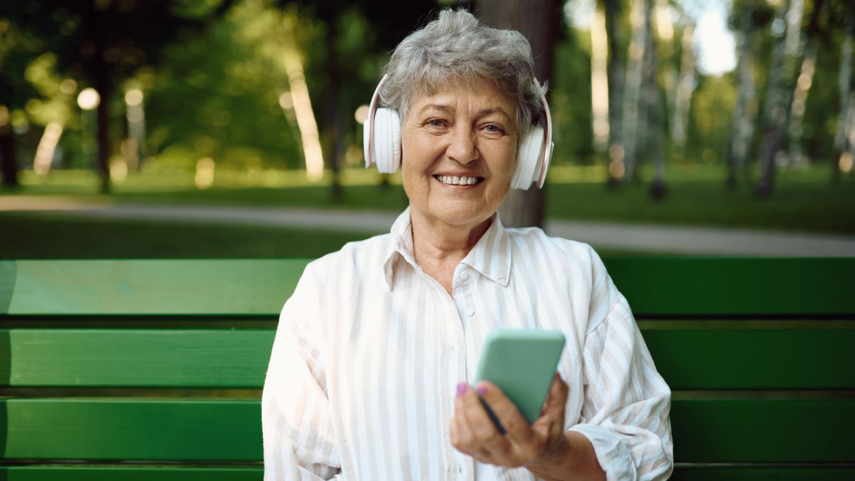 Idosa ouvindo musica