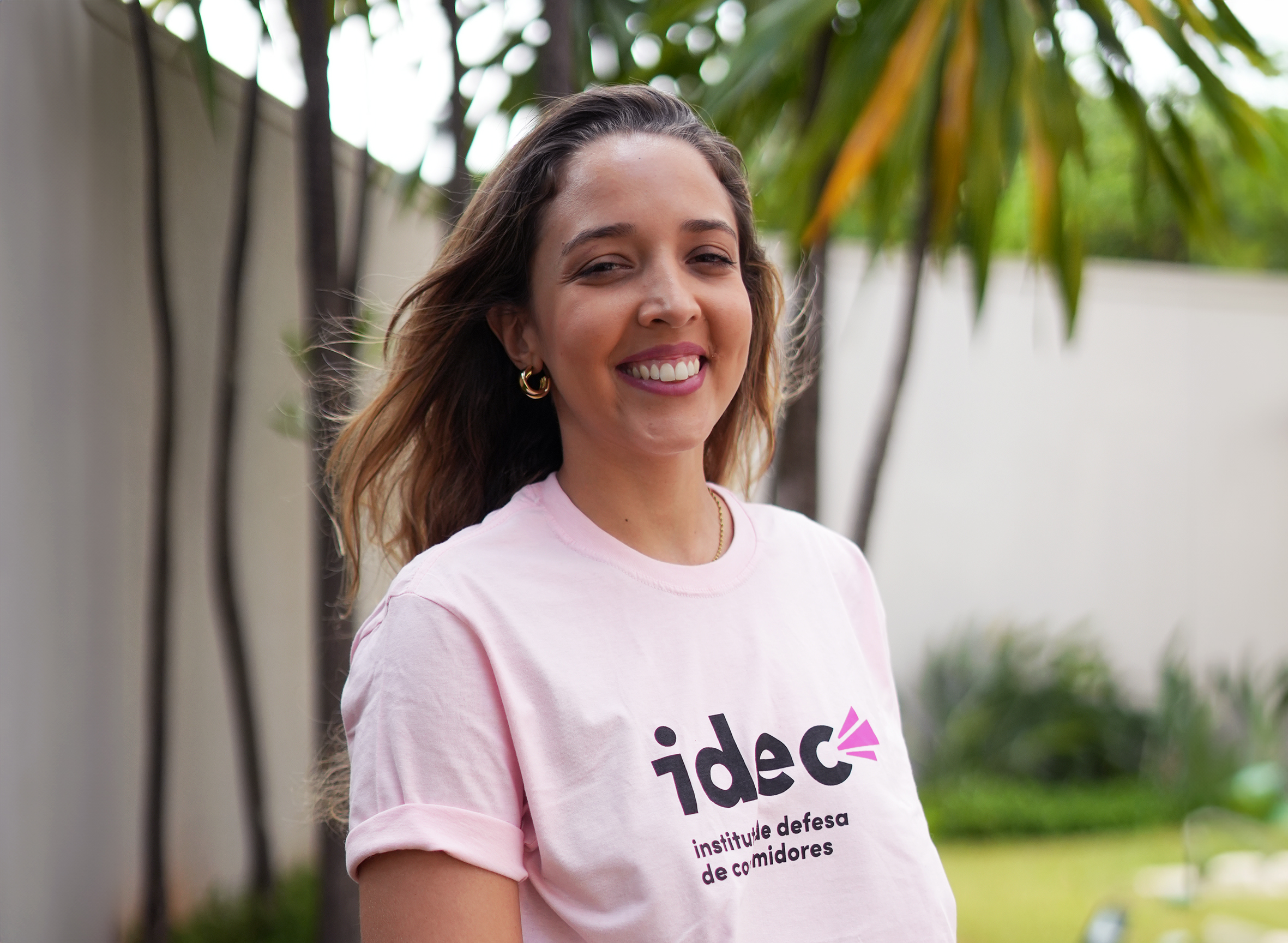 Ana Maria Maya com camiseta do Idec sorrindo