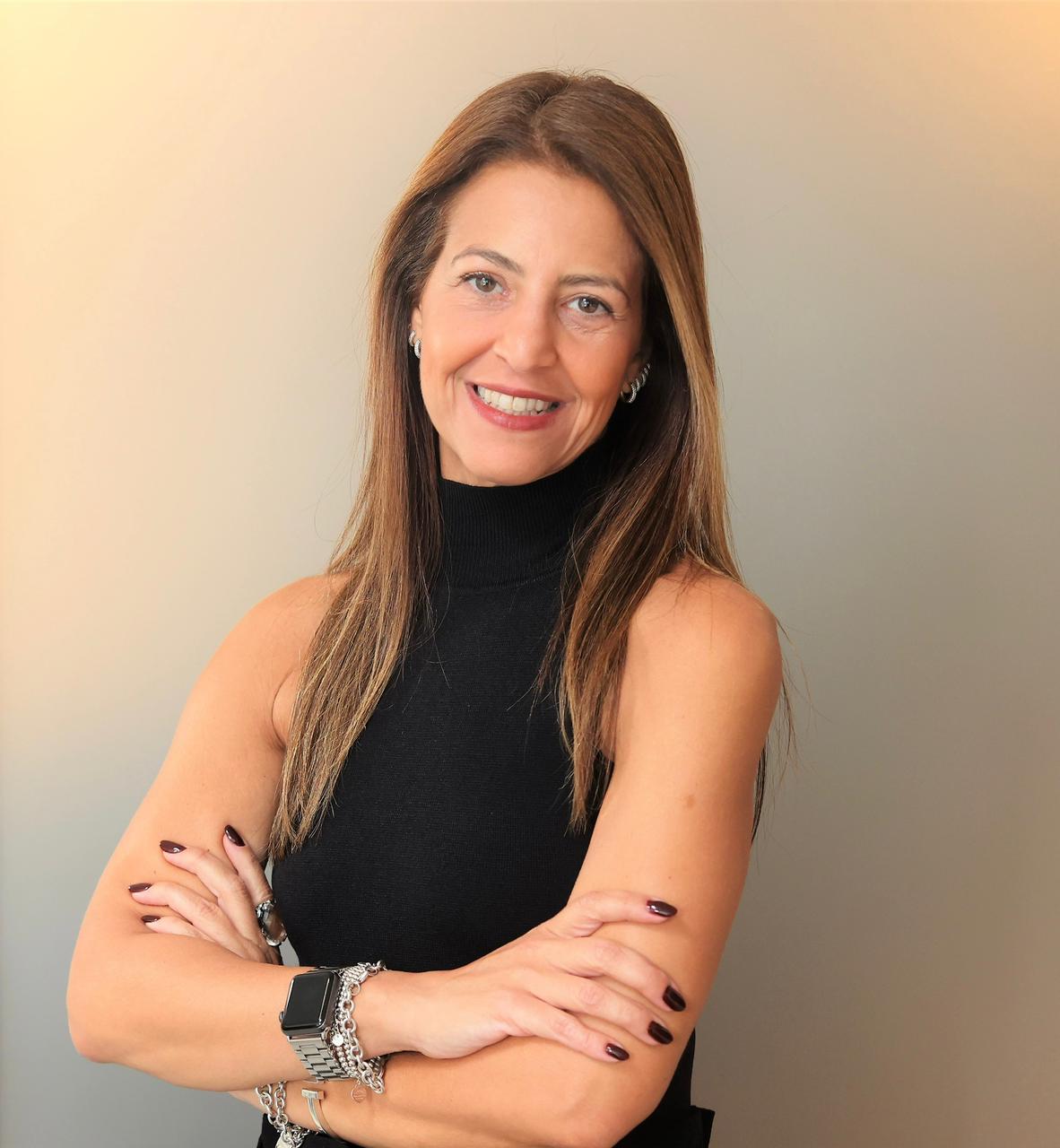 advogada Ana Paula de Almeida Santos posa para foto com camiseta preta