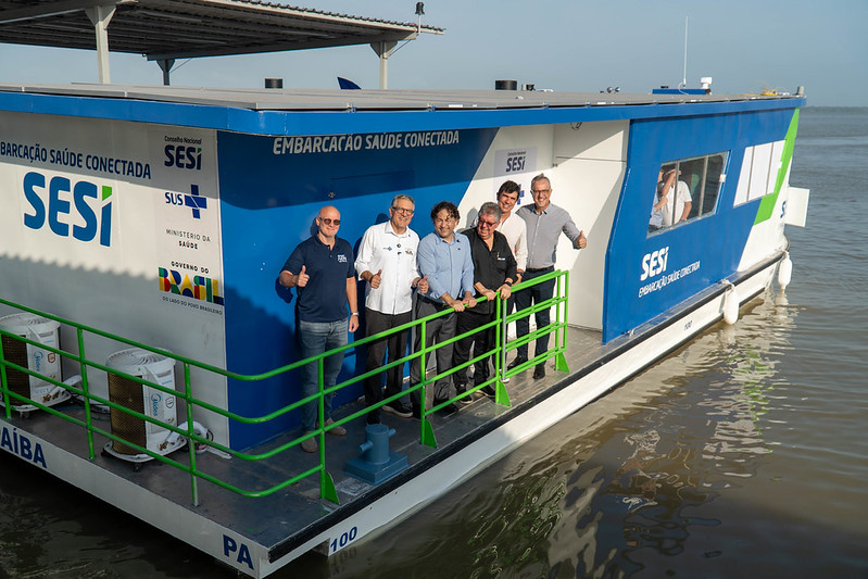 Inauguração do barco solar "Saúde Conectada" na COP30. Representantes do SESI e parceiros posam na embarcação