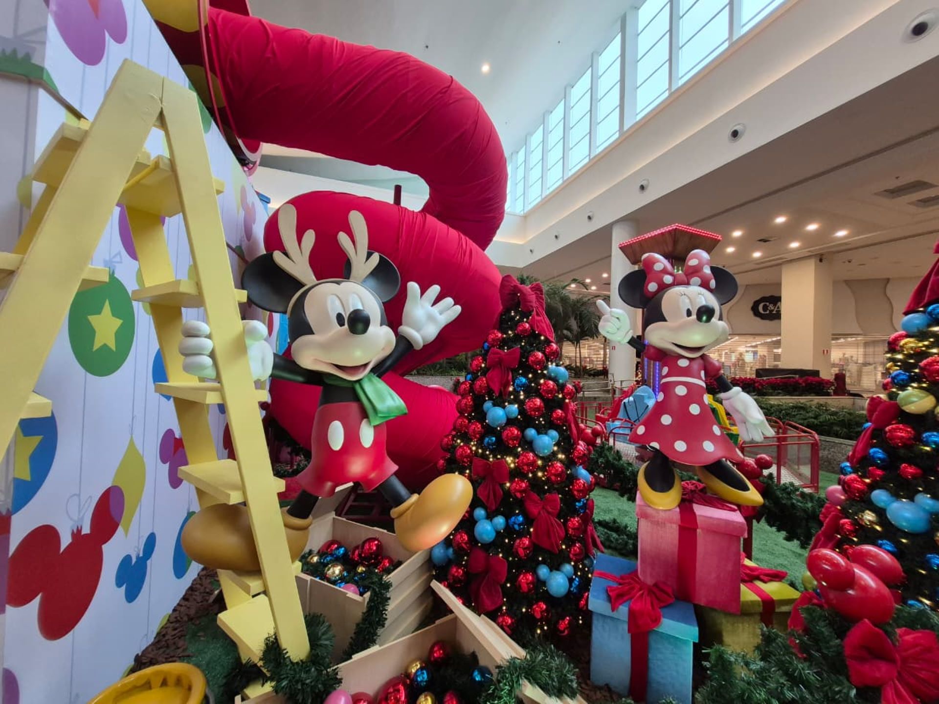 Mickey e Minie vestidos com roupas natalinas