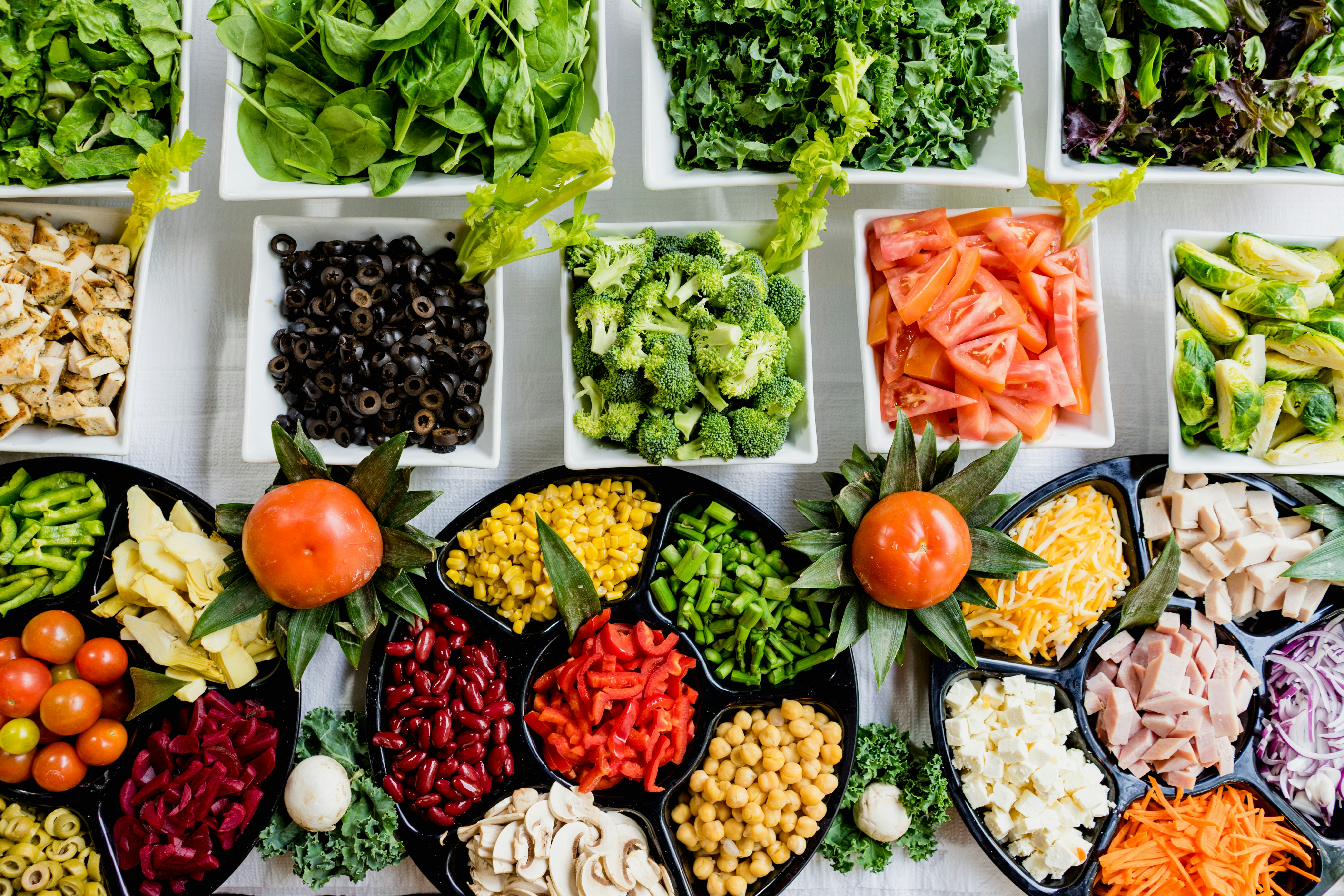 Mesa com vários tipos de alimentos saudaveis