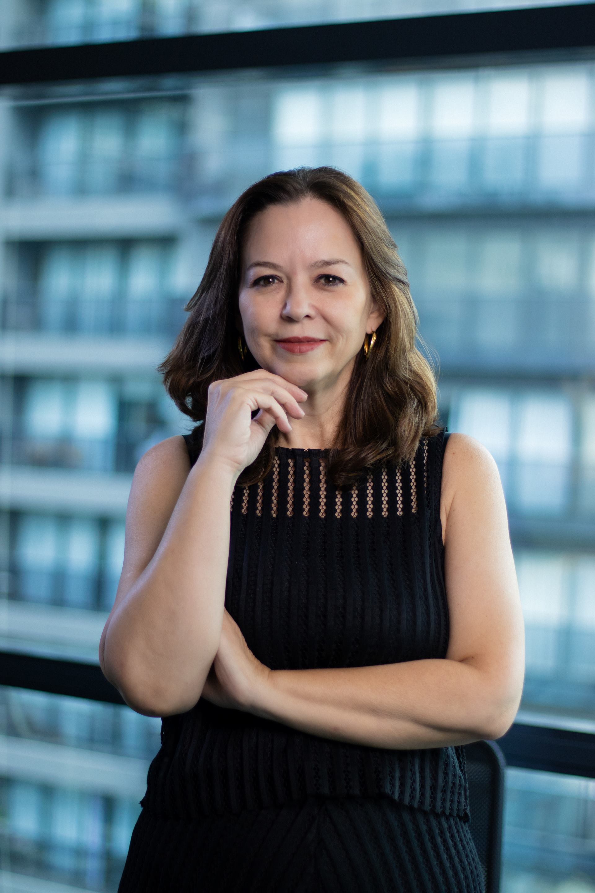 Fernanda Nascimento posa com a mão direita sob o queixo