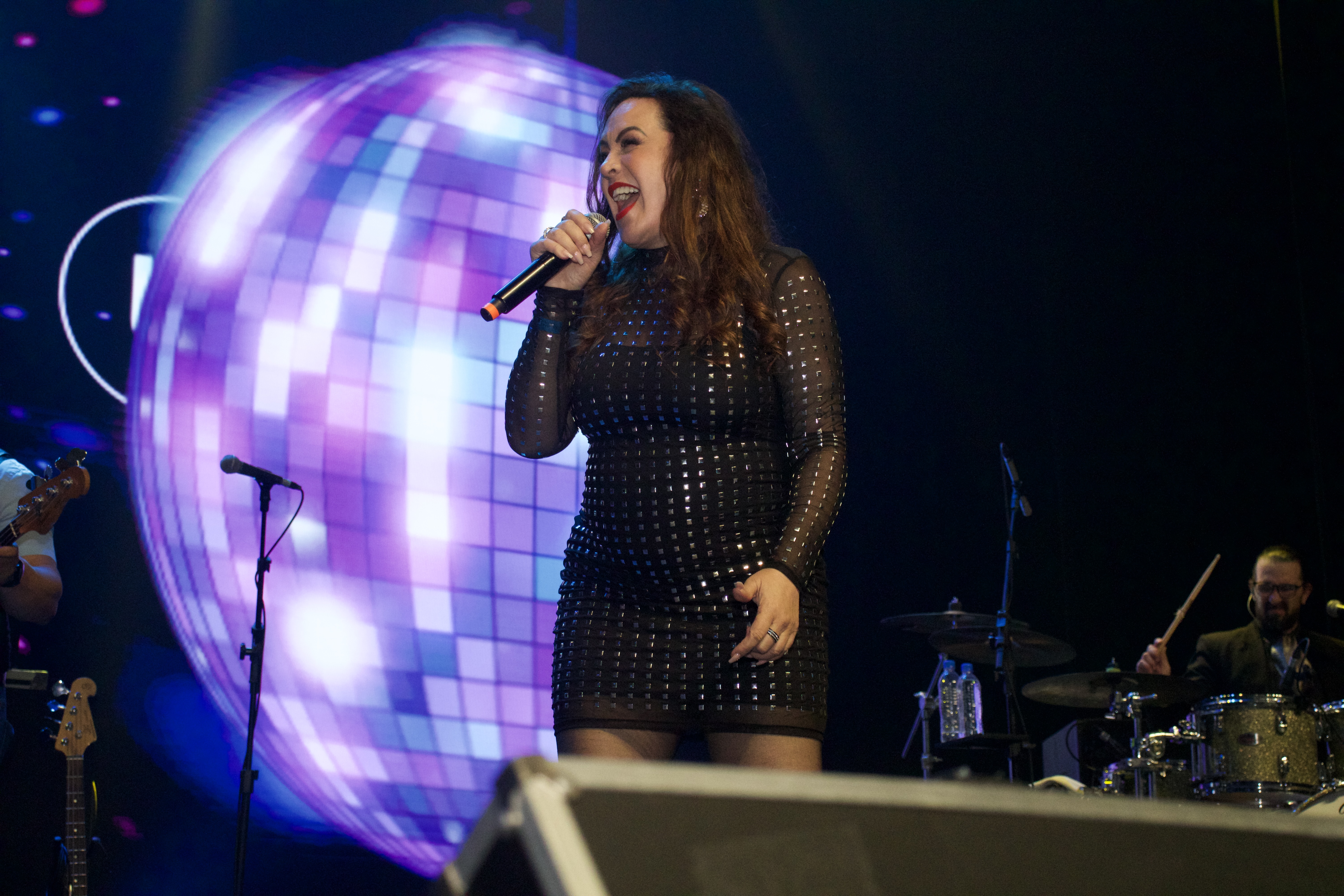 Gina Garcia no palco cantando