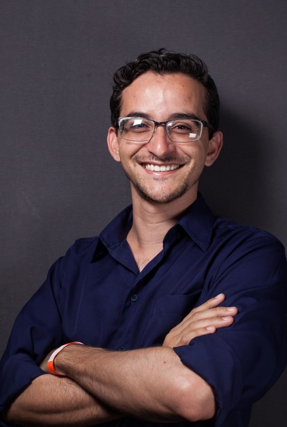 Homem jovem de óculos sorrindo 