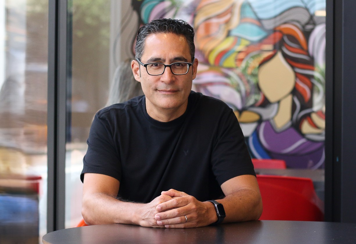 Luiz Gonzalez, CEO da Vidalink, sentado com os braços apoiados em uma mesa