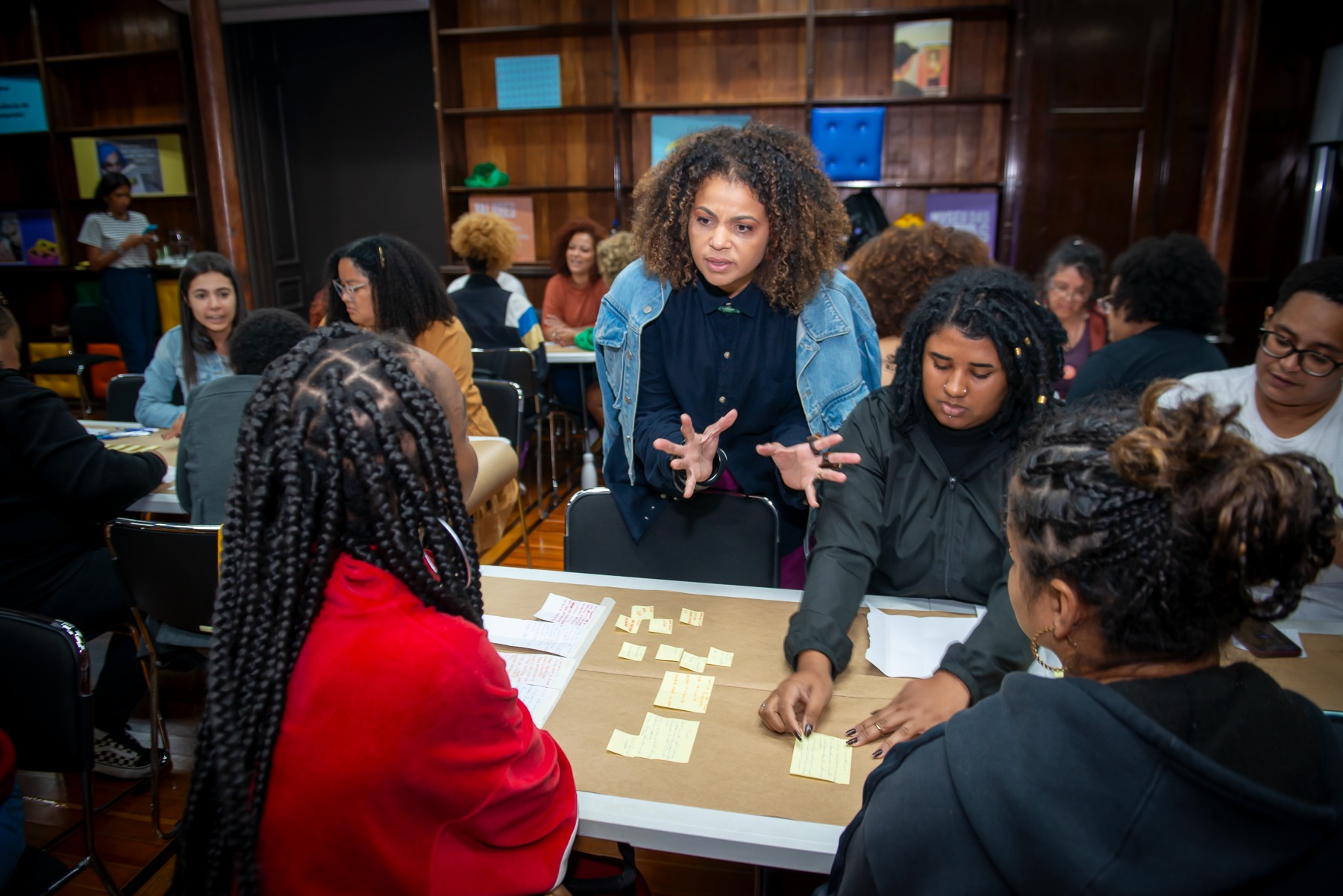 Mulheres reunidas durante o Projeto Favela Tech. 