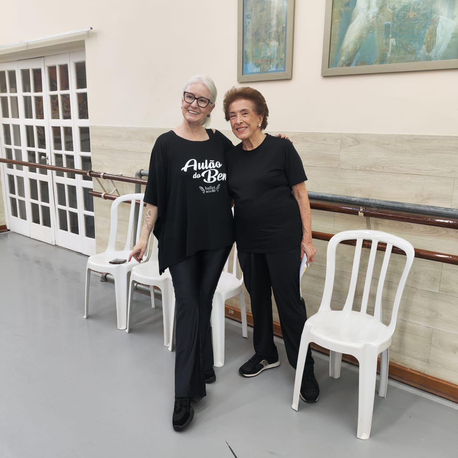 Lu Fernandes e Dalal Achcar posam para foto