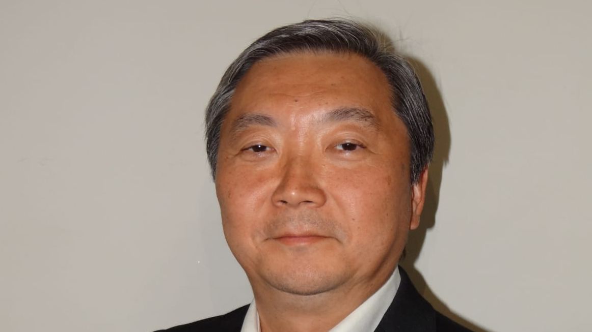 executivo Adriano Hada, de terno