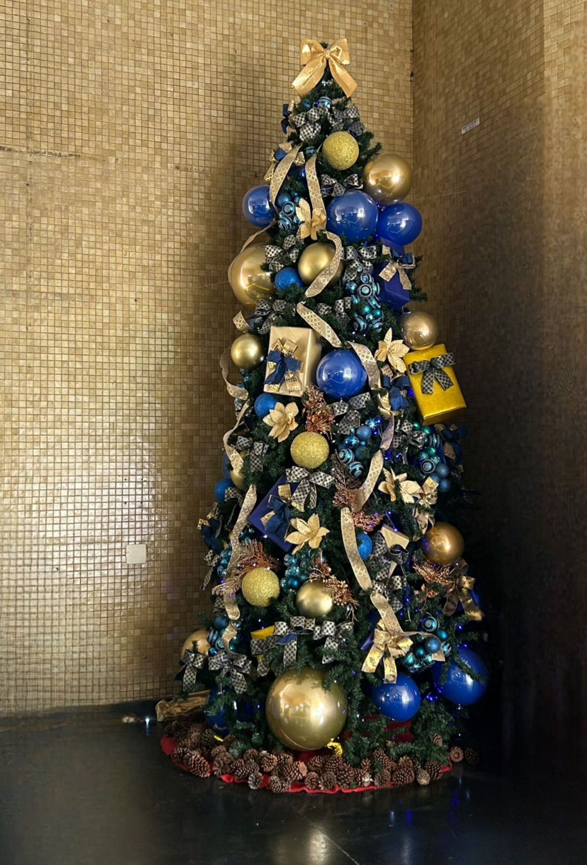Árvore de Natal com bolas azueis e douradas