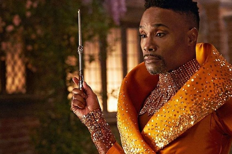 Billy Porter, homem negro, veste uma roupa dourada brilhante em atuação em filme