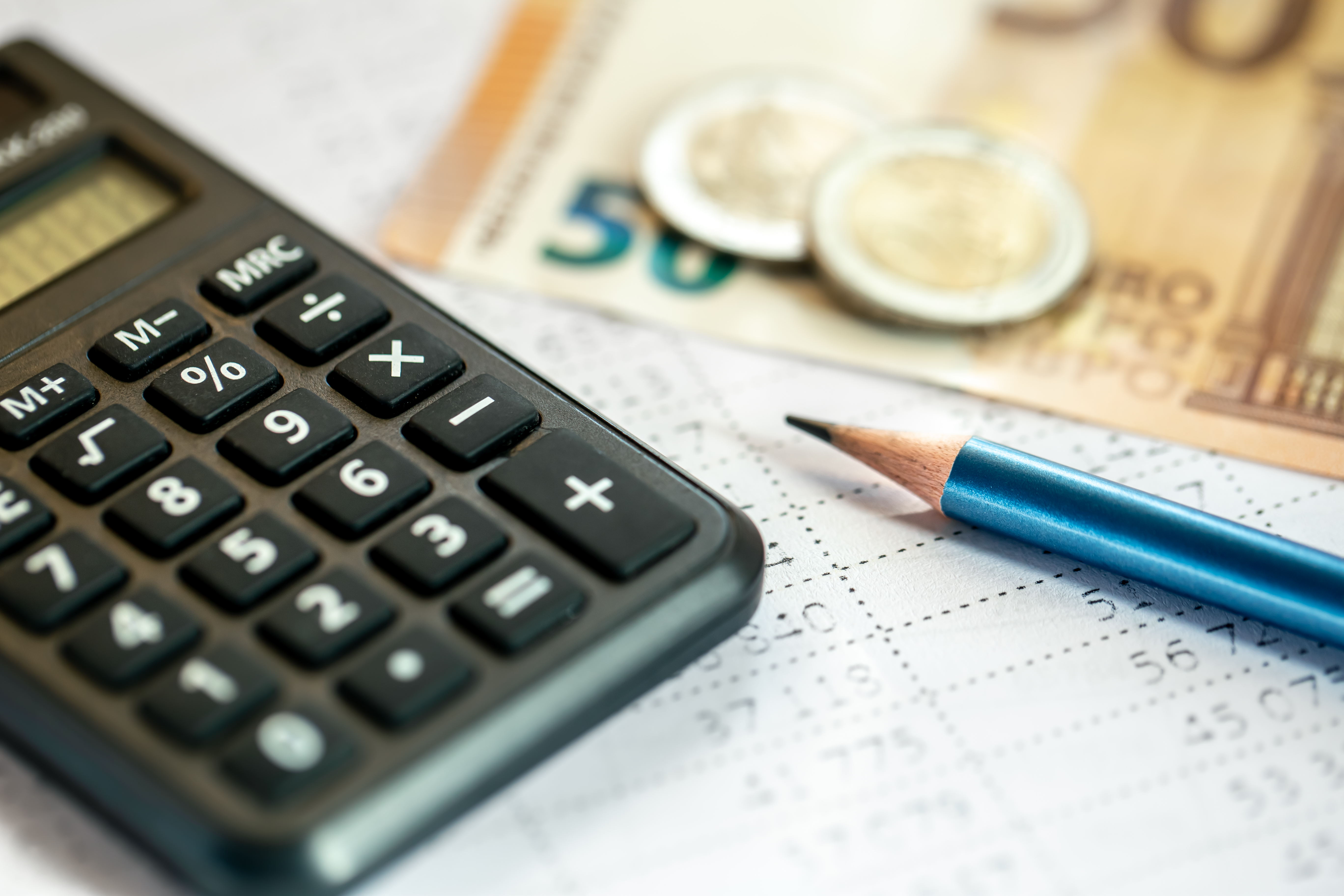 calculadora, lápis, notas e moedas